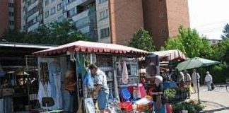 Comercianţii care îşi expun marfa în afara magazinului, amendaţi de poliţiştii locali