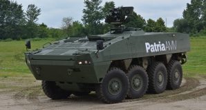 Blindată a Armatei, răsturnată de pe platformă, în apropiere de Buzău