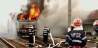 Locomotiva şi un vagon al unui tren Regio, mistuite de flăcări în apropiere de Gara Boboc