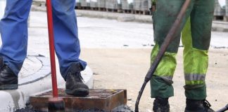 Incredibil! Un copil şi-a ars tălpile pe asfaltul încins de pe trotuar