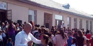Preşedintele CJ, Petre Emanoil Neagu, alături de elevii din Râmnic în prima zi de şcoală