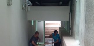 Curtea şi subsolul Căminului Boboceii din Micro III, inundate. Pompierii acţionează cu motopompe