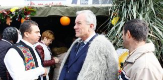Primarul Toma, în port tradiţional, printre petrecăreţi la Toamna Buzoiană. I-au fost alături Marcel Ciolacu şi Radu Sebastian