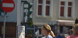 Primul semafor cu buton montat pe Unirii nord, pentru fluidizarea traficului