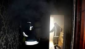 O familie de pe Gârlaşi a rămas în prag de iarnă fără locuinţă