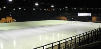 Se lucrează la montarea patinoarului mobil din Piața Dacia