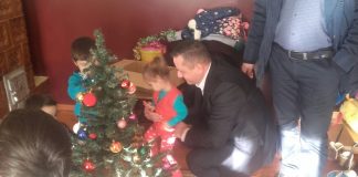 Surpriză pentru copiii din Vadu Paşii. Autorităţile locale le-au dăruit cadouri de Moş Crăciun