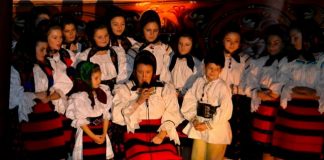 Spectacol de colinde, în sala Consiliului Judeţean