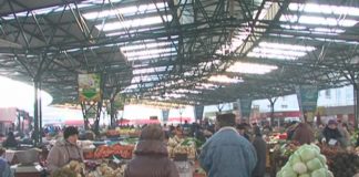 Tarabagiii din Piaţa Centrală, supăraţi că li se scumpeşte chiria