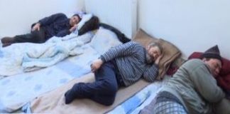 Centrul pentru persoane fără adăpost, suprapopulat. Toți oamenii fără locuință, adunați de pe străzi