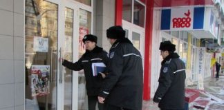 Buzoienii, obligaţi să îşi cureţe zăpada din faţa curţii. Poliţiştii locali verifică trotuarele