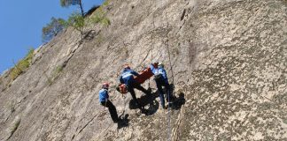 Trei pădurari au fost salvaţi dintr-o râpă de jandarmi