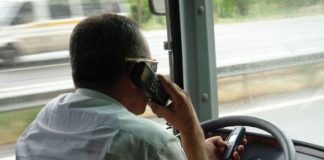 Şoferii primesc de astăzi amenzi de aproape 300 lei pentru vorbitul la telefon în timpul conducerii