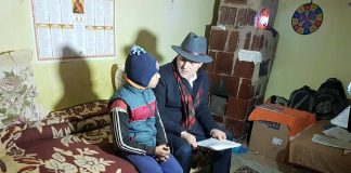 Sprijin de la Consiliul Județean pentru un copil nevoiaș care își face temele la lumina lumânării