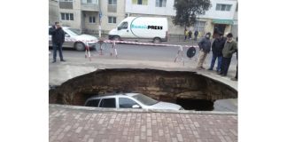 Mașină înghițită de asfalt la Râmnicu Sărat
