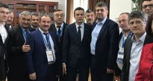 Primarii mai multor comune buzoiene s-au fotografiat cu primul ministru Sorin Grindeanu