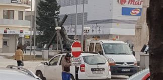 Barierele din faţa Palatului Comunal, înlocuite cu indicatoare de interzicere