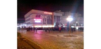 300 de buzoieni au protestat aseară în Piața Dacia