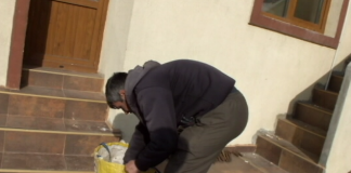 Pericol pe calea ferată! Bărbat, prins în timp ce fura piese de fixare a șinei