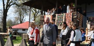 Prințul Charles, fascinat de casele din Chiojdu