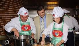 Polițiștii gătesc pentru bătrânele găzduite de aşezământul de la Câmpeni