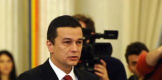 Premierul Grindeanu, întâmpinat de comercianţii din Bazar în faţa Primăriei