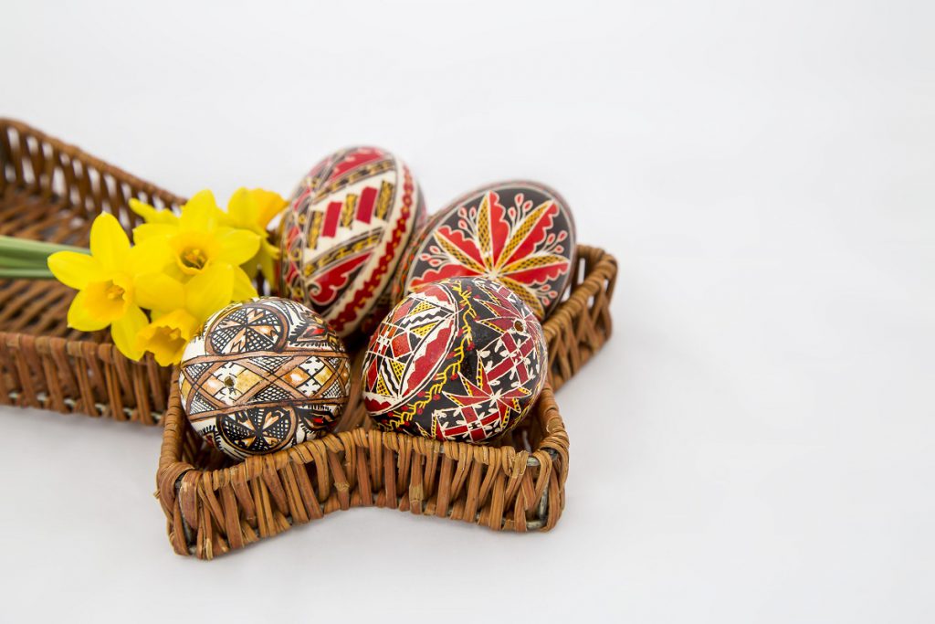 Traditii-obiceiuri-si-superstitii-in-a-doua-zi-de-Paste-1024x683