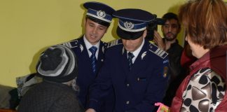 Cadouri din partea polițiștilor pentru familiile nevoiașe