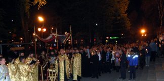 Sute de buzoieni au participat la procesiunea de Prohod vineri seara