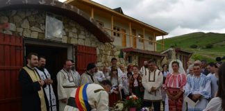 Nuntă tradițională, în satul dacic de la Năeni. Cine au fost mirii!