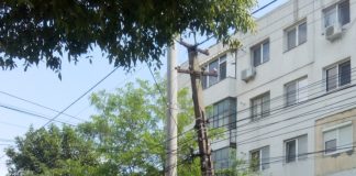 Incident periculos pe Chiristigii. Un stalp de la Electrica, cat pe ce sa cada in strada