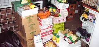 Rafturi pline de alimente expirate descoperite într-un magazin din Buzău