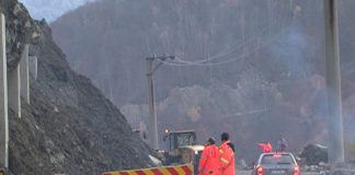 Atenie, șoferi! Cad pietre pe DN 10 la Siriu