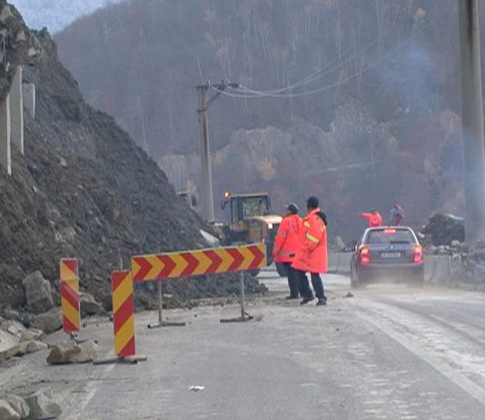 Atenie, șoferi! Cad pietre pe DN 10 la Siriu
