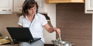 Angajații români ar putea lucra de acasă. Guvernul a aprobat proiectul de lege privind tele-munca