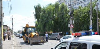 Accident neobişnuit la Micro V. Un bătrân, lovit de un excavator