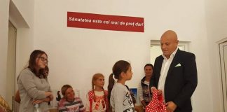 Copiii nevoiași au primit cadouri de la preeșdintele Consiliului Județean, înainte de debutul anului școlar