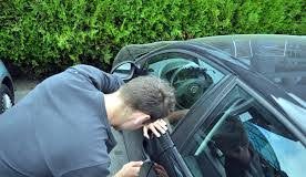 Un puşti de 14 ani, spaima proprietarilor de maşini. Fură tot ce îi pică în mână