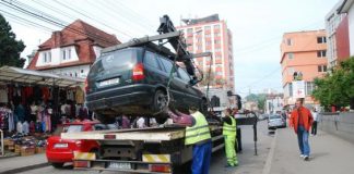 Atenţie, şoferi! A sosit platforma pentru ridicarea maşinilor parcate neregulamentar