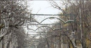 Orașul, pregătit de sărbătoare. Luminițe montate și patinoar instalat în Piața Daciei