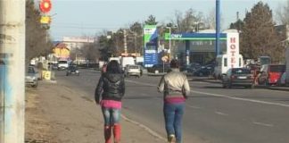 A fost prinsă femeia care şi-a abandonat bebeluşul în curtea spitalului. Vezi aici cine este şi de unde provine