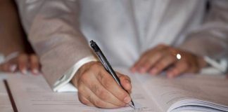 Ultim omagiu adus Regelui Mihai I la Primăria Buzău. Vezi aici cine a scris primul în Cartea de Condoleanţe