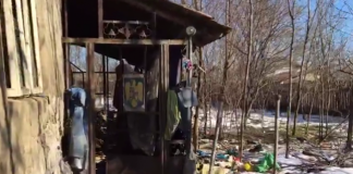 Trei frați își duc traiul printre ruinele casei în care au copilărit. Apel pe Facebook pentru ajutorarea acestora
