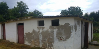 Rușinos pentru Buzău! Sute de elevi merg la toaletă în fundul curții