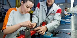 Elevii din invatamantul profesional, inclusiv dual, primesc in continuare burse. Ce sume vor ajunge la ei