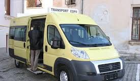Elevă desfigurată în bătaie în microbuzul şcolar. Şoferul NU a intervenit