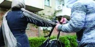 Femeie tâlhărită în plină stradă