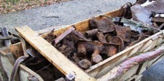 Căruţă plină cu fier vechi, răsturnată peste căruţaş. Victima, în stare gravă