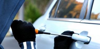 Furturi din maşini, cu mănuşi şi măşti de ski