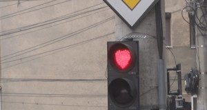 Semafoarele din municipiul Buzău au inimioare roșii